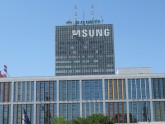 No ZM ēkas ņem nost Samsung reklāmu - 1