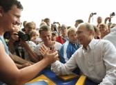 Putins demonstrē prasmes jauniešu nometnē