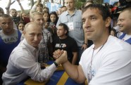 Putins demonstrē prasmes jauniešu nometnē