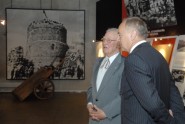 Prezidents Bērziņš apmeklē okupācijas muzeju - 11