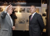 Prezidents Bērziņš apmeklē okupācijas muzeju - 12
