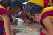 Буддистские монахи рисуют песочную мандалу