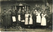 Pie Sieviešu Palīdzības korpusa tējnīcas Katlakalnā 1919. gada novembrī 