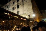 Lāčplēša dienā 2010. gadā pie Rīgas pils svečīšu sienas