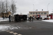 Kravas auto apgāžas Valmierā - 5