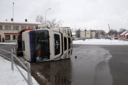 Kravas auto apgāžas Valmierā - 8