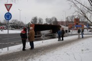 Kravas auto apgāžas Valmierā - 10