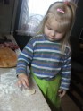 Alise mācās gatavot pelmeņus.